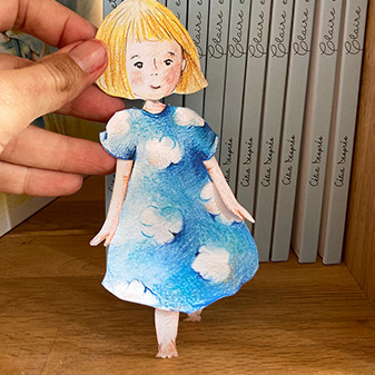 Photo d'une poupée de papier avec ses vêtements et languettes