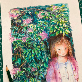 Portrait d'un enfant aux crayons de couleur