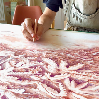 Portrait d'un enfant aux crayons de couleur