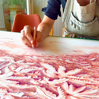 Portrait d'un enfant aux crayons de couleur